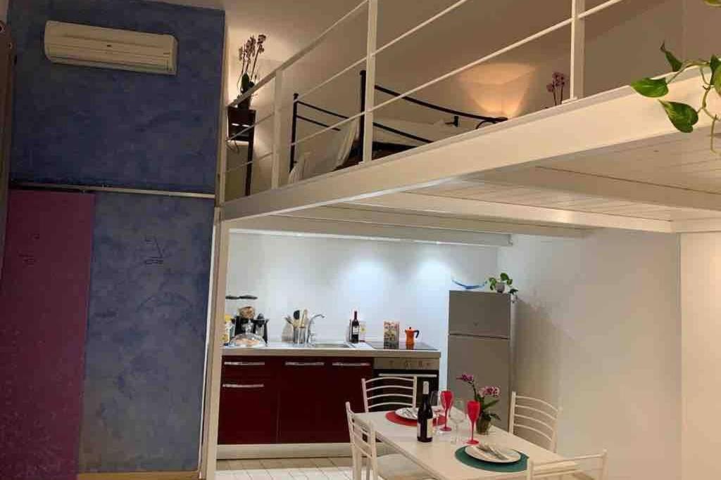 Small Mezzanine Apartment Colosseo ローマ エクステリア 写真